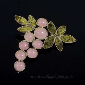 Брошь змеевик, розовый кварц "Гроздь", 57*52мм.