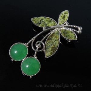 Брошь из змеевика и хризопраза "Вишня" 31*49мм.