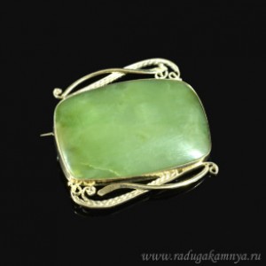 Брошь нефрит 40*37мм.