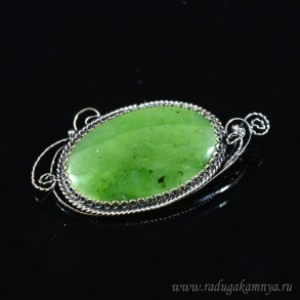 Брошь нефрит 44*20мм.