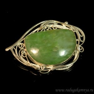 Брошь нефрит 46*32мм.