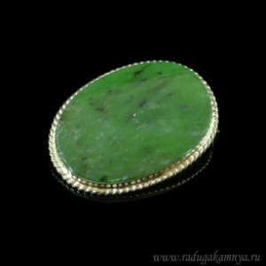 Брошь с нефритом " Овал " 43*32мм.