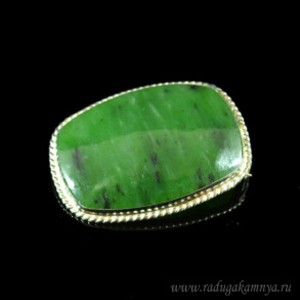 Брошь с нефритом " Прямоугольник " 45*34мм.