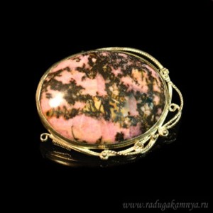 Брошь родонит 39*30мм. Брошь родонит 39*30мм.