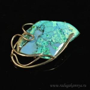 Брошь с хризоколлой 30*46мм.
