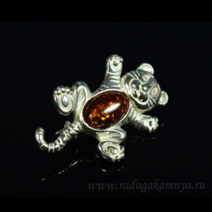Брошь с янтарём в посеребрении "тигрёнок" 20*32мм коньячный