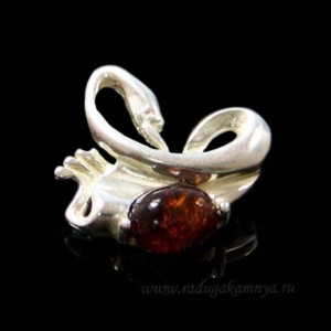 Брошь с янтарём в посеребрении лебедь 22*22мм коньячный