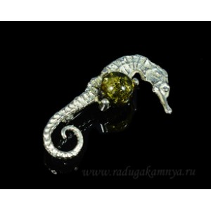 Брошь с янтарём в посеребрении морской конек 19*35мм зеленый