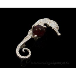 Брошь с янтарём в посеребрении морской конек 19*35мм коньячный