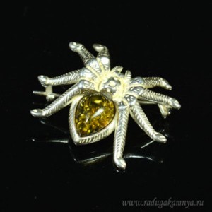 Брошь с янтарём в посеребрении паук 30*25мм зеленый