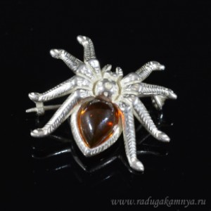 Брошь с янтарём в посеребрении паук 30*25мм коньячный
