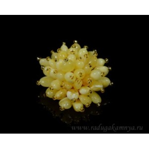 Брошь с янтарём цветок 35мм молочный