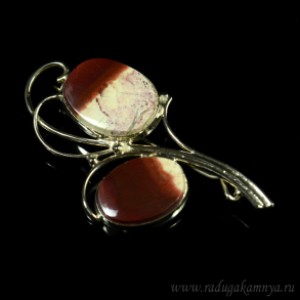 Брошь из яшмы уральской " Веточка " 56*33мм. Брошь из яшмы уральской " Веточка " 56*33мм.