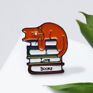 Значок "Кот" на книгах, цветной в чёрном металле