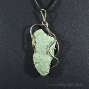 Кулон  из фуксита 28*53мм.