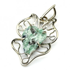 Кулон с фукситом 27*38мм.