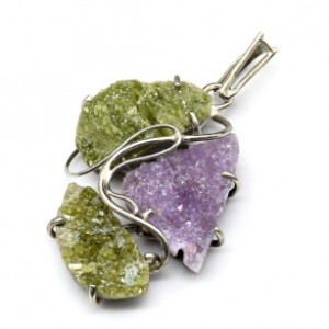 Кулон с везувианом и аметистом 30*47мм.