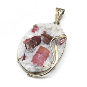 Кулон с турмалином и горным хрусталем 29*42мм. Кулон с турмалином и горным хрусталем 29*42мм.