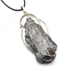Кулон гранат в метаморфическом сланце 36*71мм.