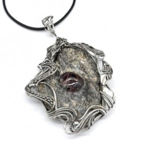 Кулон гранат в метаморфическом сланце 55*93мм.