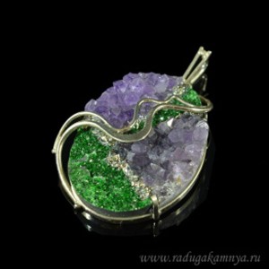 Кулон из аметиста, уваровита и пирита, 35*43мм.