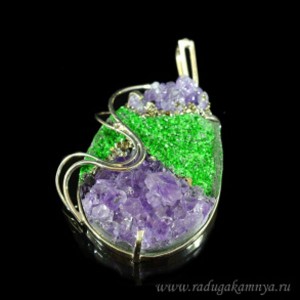Кулон из аметиста, уваровита и пирита, 37*50мм.
