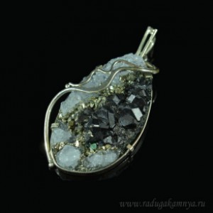 Кулон из меланита и халцедона 30*46мм.