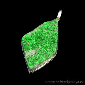Кулон из уваровита " Грация " 38*65мм.
