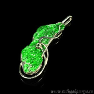 Кулон из уваровита, 22*53мм