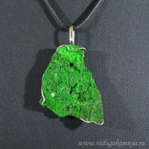 Кулон из уваровита, 30*42мм.