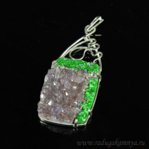 Кулон с аметистом, уваровитом и пиритом 30*72мм.