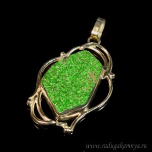 Кулон с уваровитом " Грация " 27*42мм.