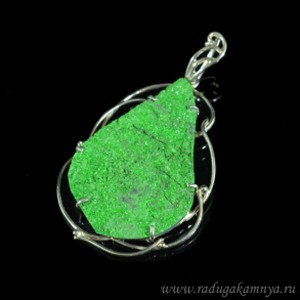 Кулон с уваровитом 38*68мм.