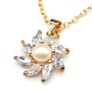 Кулон с позолотой из жемчуга со стразами