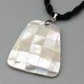 Кулон из белого перламутра мозаика трапеция 33*38мм, 60см