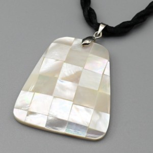 Кулон из белого перламутра мозаика трапеция 33*38мм, 60см Кулон из белого перламутра мозаика трапеция 33*38мм, 60см