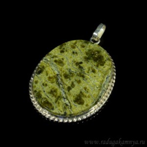 Кулон змеевик в посеребрении овал 38*46мм.