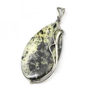 Кулон из змеевика 32*60мм. Кулон из змеевика 32*60мм.