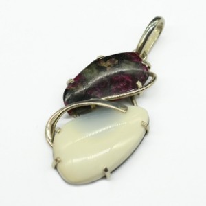 Кулон из эвдиалита и кахолонга, 24*40мм.