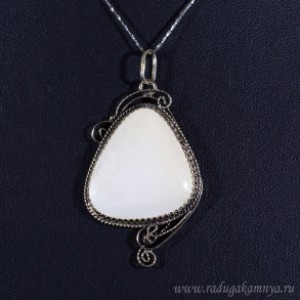 Кулон кахолонг 29*44мм. Кулон кахолонг 29*44мм.