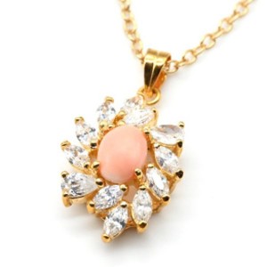 Кулон с позолотой из коралла со стразами