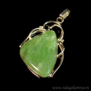 Кулон с нефритом 34*44мм.