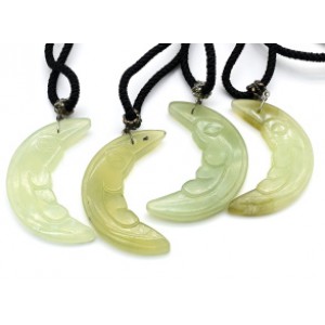 Кулон на шнурке из нефрита "Полумесяц" 48см