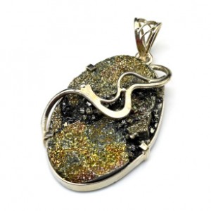 Кулон спектропирит 28*41мм.