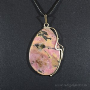 Кулон из родонита, 38*53мм.
