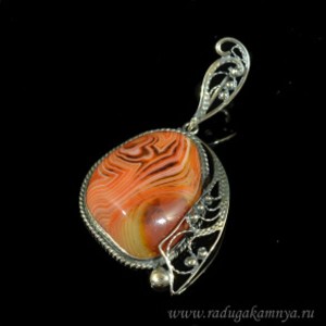 Кулон сардоникс 37*44мм.