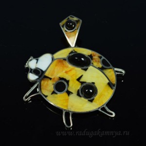 Кулон мозаика "Божья коровка" из янтаря, кахолонга и обсидиана, 56*67мм.