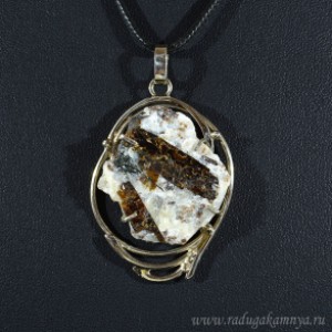 Кулон с астрофиллитом 31*42мм. Кулон с астрофиллитом 31*42мм.