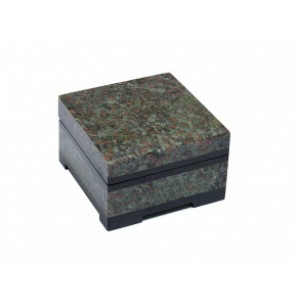 Шкатулка из гранатового амфиболита 50*50*30мм Шкатулка из гранатового амфиболита 50*50*30мм