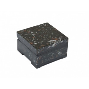 Шкатулка из гранатового амфиболита 50*50*30мм